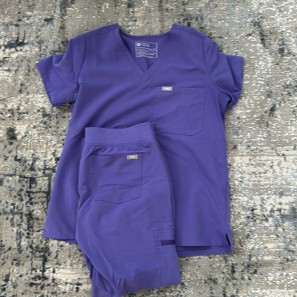 FIGS SCRUBS SET - Comes with top and bottom.